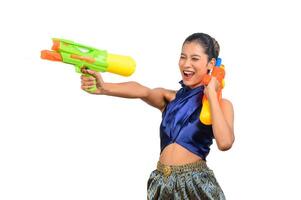 ritratto bella donna nel Songkran Festival con acqua pistola foto