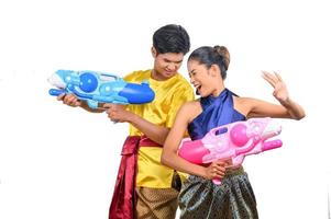 giovane coppia godere con acqua pistola su Songkran Festival foto