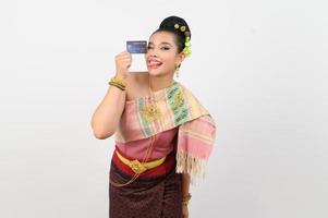 ritratto di bellissimo tailandese donna nel tradizionale capi di abbigliamento in posa con credito carta foto
