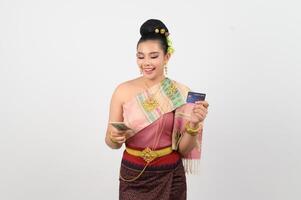 ritratto di bellissimo tailandese donna nel tradizionale capi di abbigliamento in posa con banconota e credito carta foto