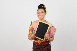 giovane bellissimo donna vestito su nel hai nord-est regione Tenere arcobaleno bandiera e lavagna foto