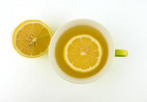 Limone succo spremere su tazza foto