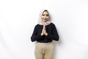 ritratto di un' giovane bellissimo asiatico musulmano donna indossare un' hijab Esprimere a gesti eid mubarak saluto foto