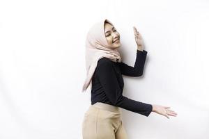 giovane asiatico musulmano donna sorridente mentre puntamento per copia spazio accanto sua foto