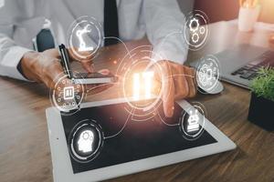 consulenza attività commerciale concetto, persona mano toccato digitale tavoletta con consulenza Servizi icona su virtuale schermo, lavoro consultare strategia, governo, conoscenza, umano risorse. tecnologia foto