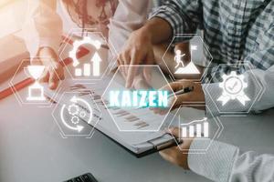 kaizen concetto, attività commerciale persona squadra Lavorando su analizzando finanziario dati con kaizen icona su virtuale schermo, attività commerciale filosofia e aziendale strategia concetto di continuo foto