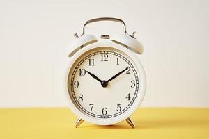 bianca Vintage ▾ allarme orologio su un' giallo sfondo con copia spazio foto