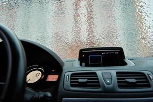 dentro Visualizza a partire dal auto coperto nel congelamento pioggia. ghiaccio su auto parabrezza foto
