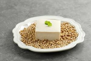 bianca tofu con soia fagiolo su ceramica piatto foto