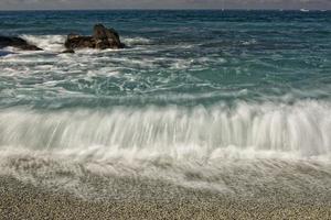 in movimento effetto su mare onde su il riva foto