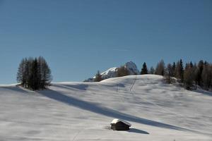 un' legna cabina capanna nel il inverno neve sfondo foto