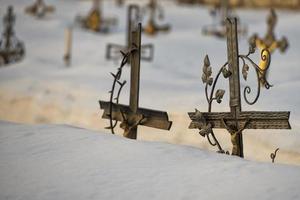 cimitero attraversare coperto di neve foto