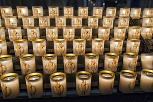 votivo candele nel Parigi Cattedrale foto