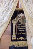 Torah scorrere libro vicino su foto