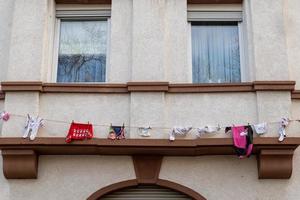 Abiti su un' clothesline a un' Casa foto