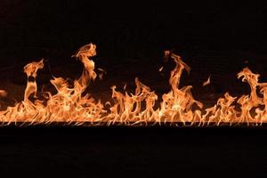 arancia fiamme su nero sfondo foto