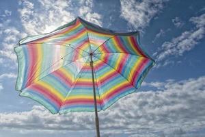 sole ombrello isolato su il spiaggia foto