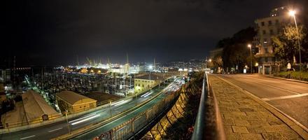 auto leggero brani su Genova cavalcavia a notte foto