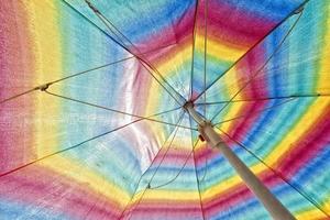sole ombrello isolato su il spiaggia foto
