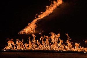 arancia fiamme su nero sfondo foto