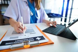 medicina medico mano Lavorando con moderno digitale tavoletta computer interfaccia come medico Rete concetto nel foto
