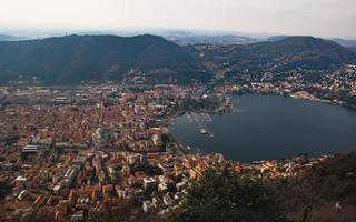 lago di como, italia dall'alto foto