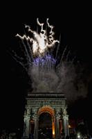 contento nuovo anno e allegro natale fuochi d'artificio su trionfo arco foto