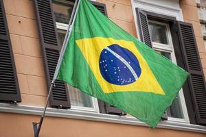 brasiliano agitando bandiera foto