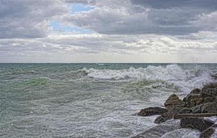 mare tempesta tempesta su il rocce foto