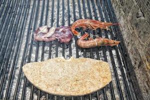 pesce, calamaro, gamberetti su barbecue foto