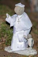 papa Francesco piccolo pietra statua foto