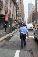 poliziotto su Manhattan ferro e bicchiere grattacielo dettaglio foto