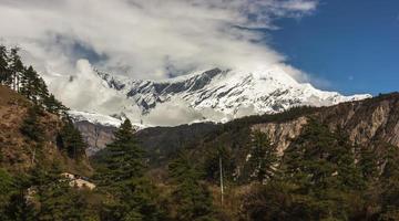 neve capped himalayano montagna picco nel Nepal foto