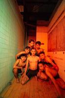 un' gruppo di nudo gay siamo raccolta e in posa con loro amici mentre festeggiare mondo gay giorno foto