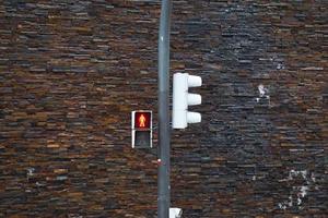 semaforo sulla strada nella città di bilbao, spagna foto