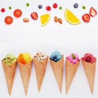 frutta a fette e gelato colorato foto