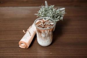 bicchiere di caffè con latte sul tavolo foto