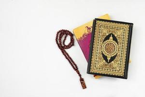 pila di santo Corano libro isolato per copia spazio foto