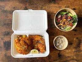 buongustaio cibo consegna ordine di Tedesco cotoletta con fungo salsa e lato insalata foto