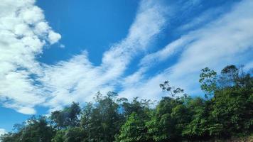 bianca morbido soffice nuvole su blu bellissimo cielo. bianca gonfio paesaggio nuvoloso. cumulo nube struttura sfondo. cielo su soleggiato giorno. puro bianca nuvole bellissimo cielo foto