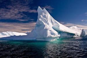 iceberg a forma di pinnacolo in Antartide foto