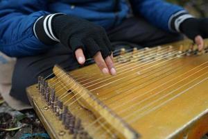 un' uomo giocando kecapi tradizionale sundanese musica nel il ciwidey, bandung, ovest Giava, Indonesia. foto