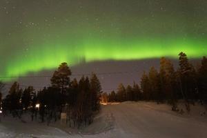 inverno paesaggio a notte con bellissimo verde settentrionale luci foto