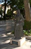 statua in un parco in omaggio alla donna goyesca nella città di ronda, 2012 foto