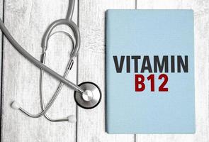 medico concetto. blu taccuino con il iscrizione - vitamina b12 foto