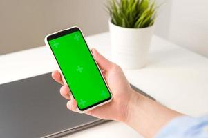 moderno applicazioni mockup.smartphone con verde croma schermo nel mani di irriconoscibile uomo foto