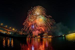 fuochi d'artificio sul fiume nel cielo scuro foto