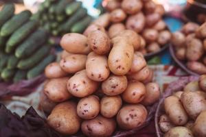 avvicinamento di patate su contatore di azienda agricola mercato per saldi. foto