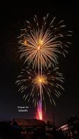 fuochi d'artificio al di sopra di il tempio nel il buio cielo foto