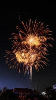 fuochi d'artificio al di sopra di il tempio nel il buio cielo foto